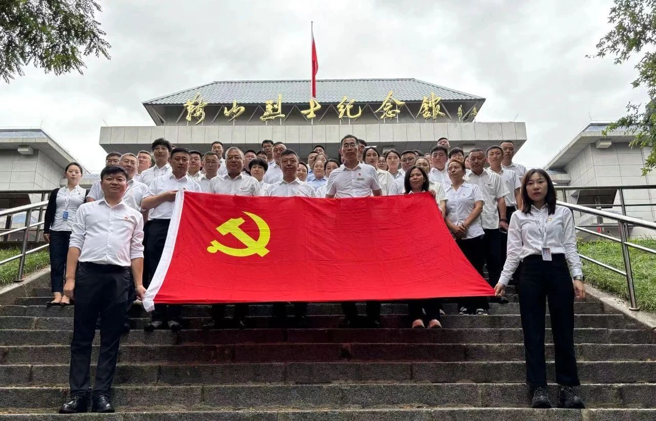 鞍勤集團(tuán)、公服集團(tuán)開展“憶初心、強(qiáng)黨性、轉(zhuǎn)作風(fēng)、建新功”慶“七·一”主題黨日活動